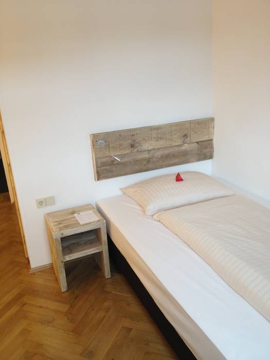Betten und Schlafzimmer, Tischlerei Charakterstück Tischlerei Charakterstück Modern style bedroom Wood Wood effect Beds & headboards