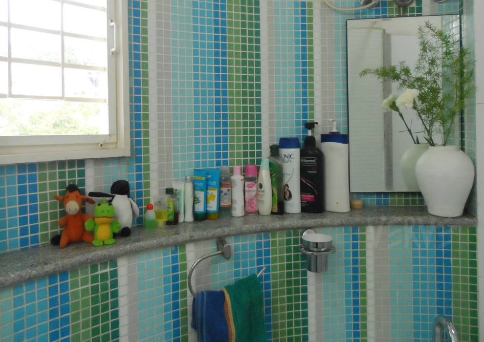 WASHROOM in Turquoise & Green VERVE GROUP Modern bathroom Ceramic