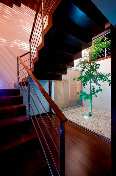 Mina do Pintor #72 House, Urban Core Urban Core Corredores, halls e escadas minimalistas