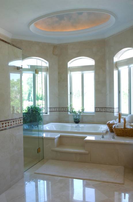 homify Colonial style bathroom Marble Bathtubs & showers