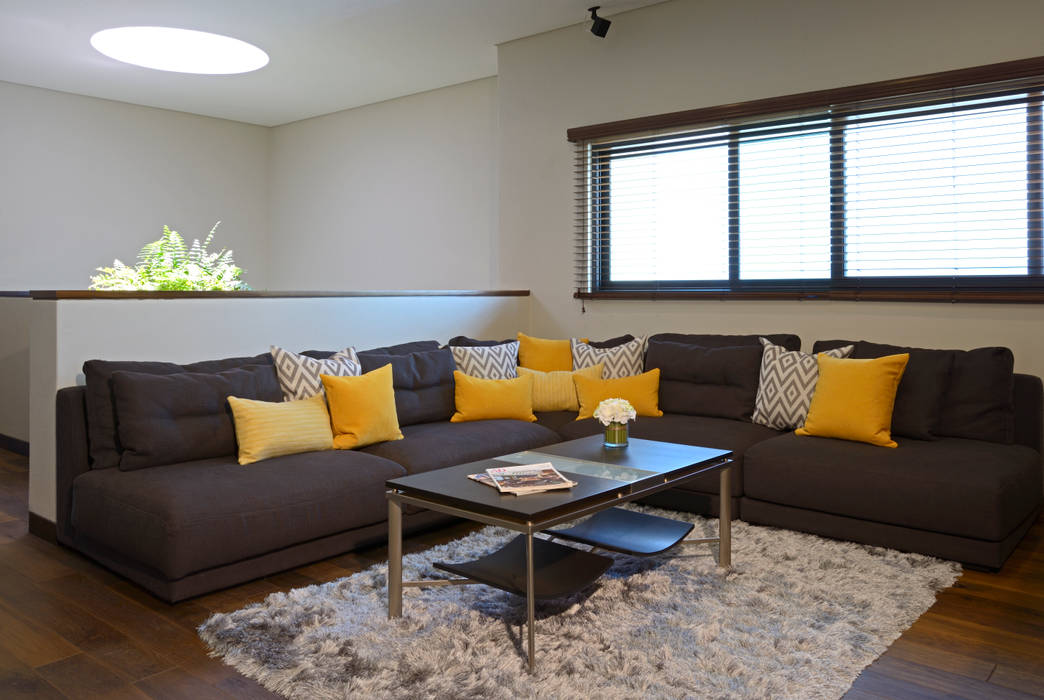 homify Phòng khách Dệt may Amber/Gold Sofas & armchairs