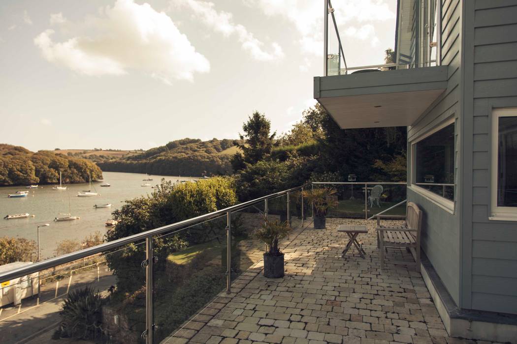 Driftwood House, Golant Laurence Associates Modern balcony, veranda & terrace