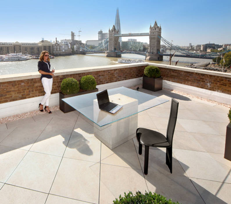 Roof terrace with French Limestone Vanilla porcelain paving PrimaPorcelain Balcones y terrazas de estilo mediterráneo Porcelana