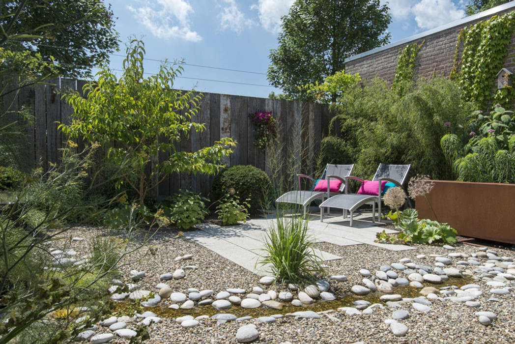 Natuurlijke kleine tuin Sleeuwijk - Tuin van het jaar 2018, De Rooy Hoveniers De Rooy Hoveniers Eclectische tuinen Plant,Wolk,Lucht,Boom,Stoel,Weg oppervlak,Tafel,Gras,Natuurlijk landschap,Buitenmeubels