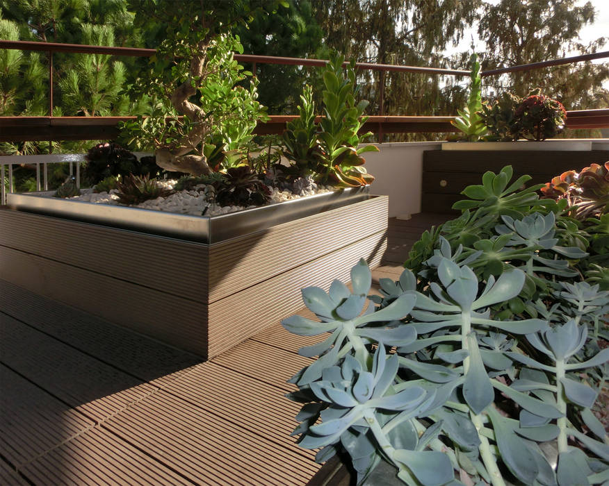 Terraza reformada con tarima y macetas de lamas sintéticas; detalle. homify Balcones y terrazas asiáticos