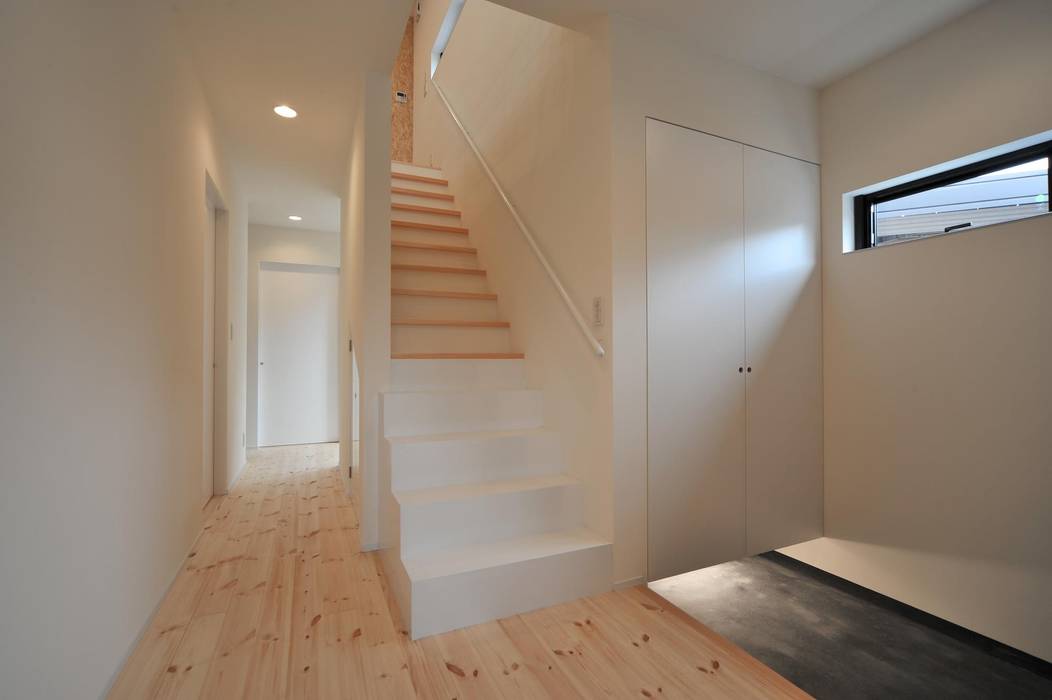 西坂部の家, 若山建築設計事務所 若山建築設計事務所 Minimalist corridor, hallway & stairs Wood White