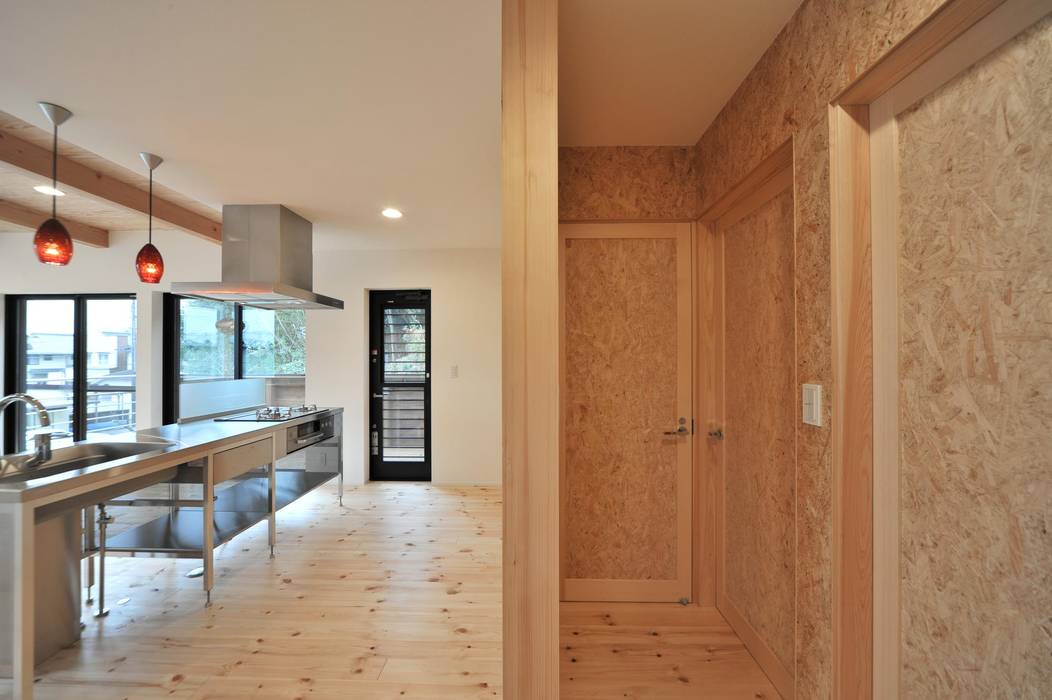 キッチン 若山建築設計事務所 ミニマルデザインの キッチン 木 白色