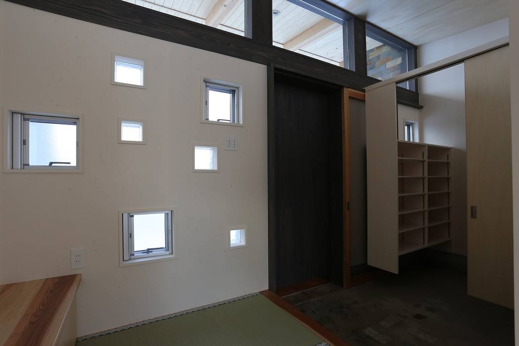 畳の玄関とクローク 遠藤知世吉・建築設計工房 和風の 玄関&廊下&階段