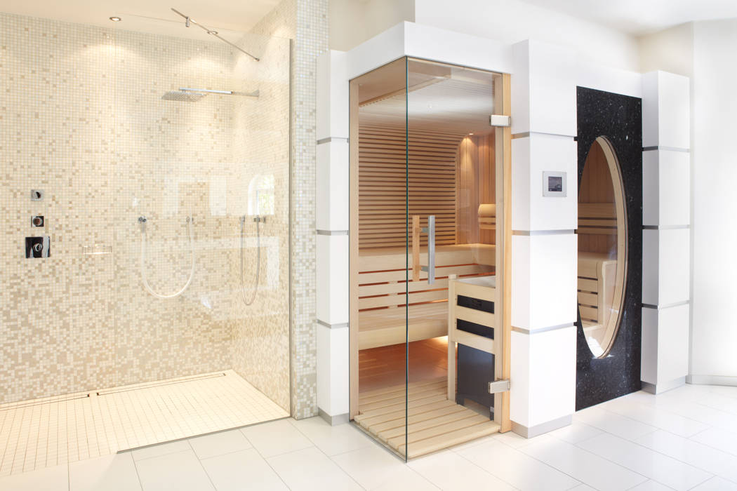 Sauna mit Glas über Eck und großem ovalen Fenster Erdmann Exklusive Saunen Moderner Spa