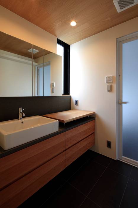 まぁるい引き手のある家, 有限会社Kaデザイン 有限会社Kaデザイン Modern bathroom