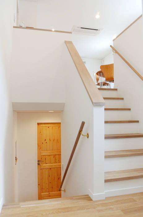 敷地の段差解消 x コンパクト都市型住宅 = スキップフロアの家, 株式会社 ヨゴホームズ 株式会社 ヨゴホームズ Scandinavian style corridor, hallway& stairs