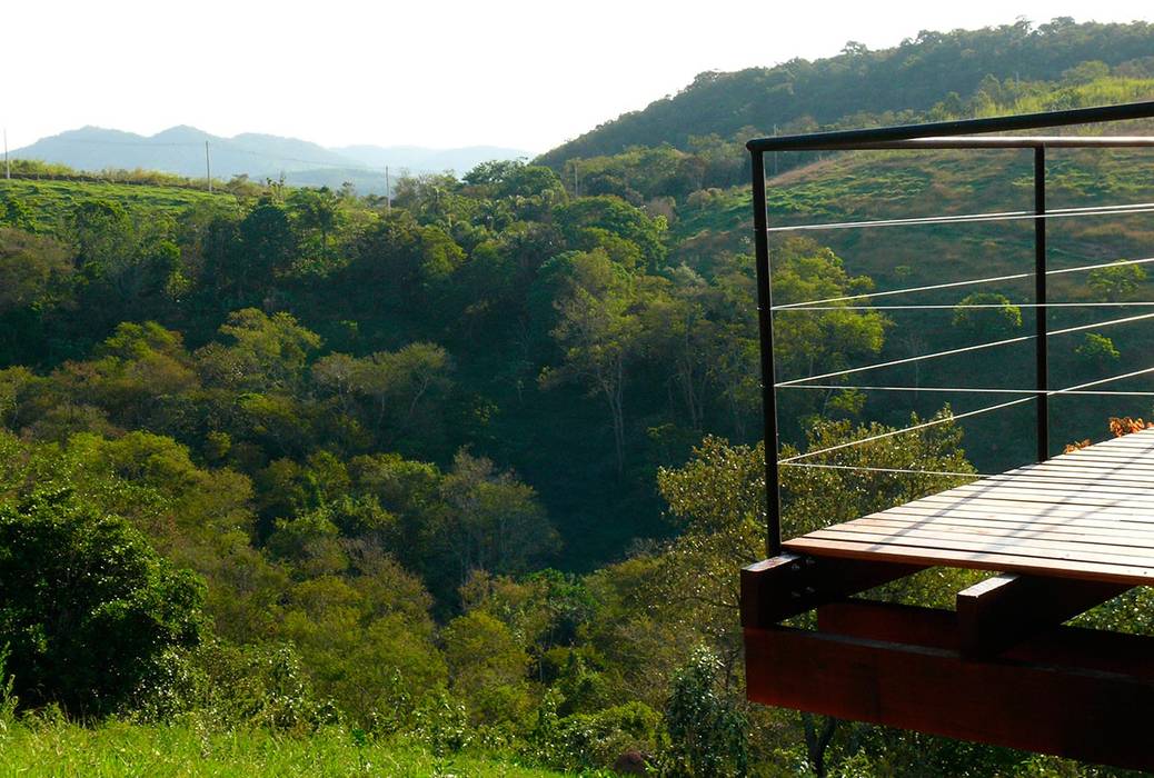 Casa em Guararema, Cabana Arquitetos Cabana Arquitetos Balcones y terrazas de estilo rústico Hierro/Acero