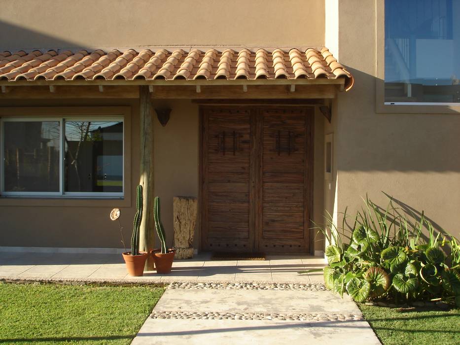 Casa en Barrio Cerrado, Fainzilber Arqts. Fainzilber Arqts. Finestre & Porte in stile rustico Legno massello Variopinto