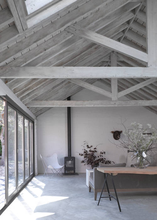 ​The living room at the Cow Shed Nash Baker Architects Ltd モダンデザインの リビング 木 木目調
