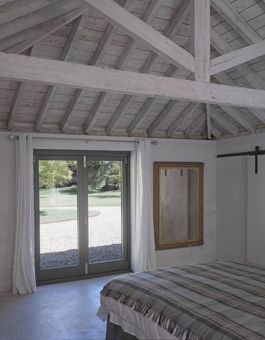 ​The bedroom at the Cow Shed Nash Baker Architects Ltd Moderne slaapkamers Hout Hout