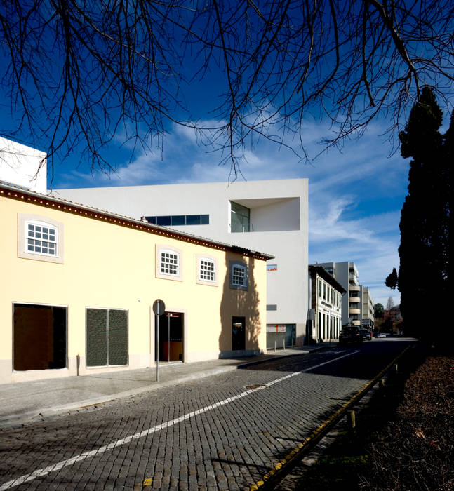 Fachada MANUEL CORREIA FERNANDES, ARQUITECTO E ASSOCIADOS Casas modernas