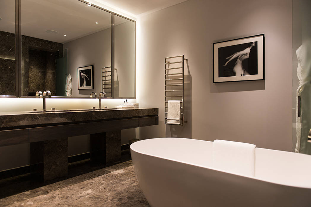 Master bathroom ​at Bedford Gardens House. Nash Baker Architects Ltd Banheiros modernos Mármore