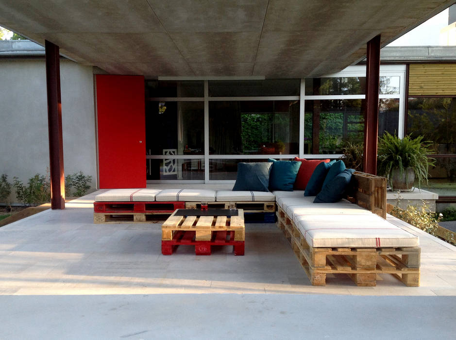 Área de descanso en vivienda unifamiliar, Atelier de Desseins Atelier de Desseins Balcone, Veranda & Terrazza in stile moderno Legno Effetto legno