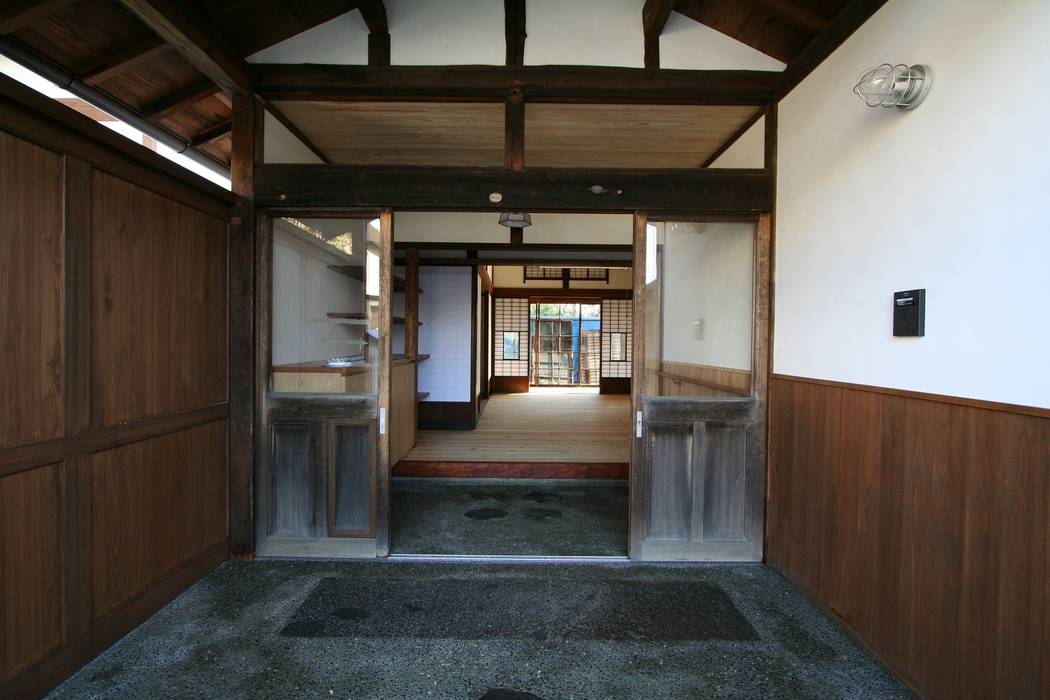 回遊, 遠藤知世吉・建築設計工房 遠藤知世吉・建築設計工房 Asian style corridor, hallway & stairs