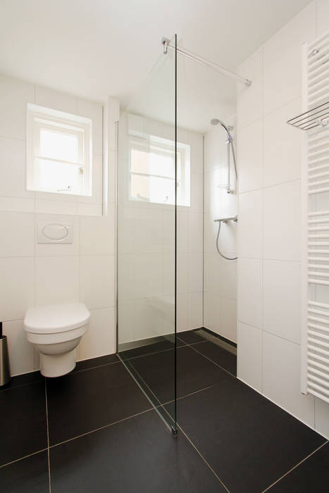 compacte en lichte badkamer JANICKI ARCHITECT Moderne badkamers Sanitair armatuur,Armatuur,Douchekop,Gebouw,Badkamer,Interieur ontwerp,Hout,Vloeren,Vloer,huis