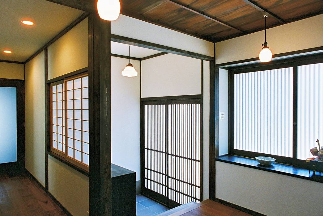 住み継がれていく昭和の住まい, kOGA建築設計室 kOGA建築設計室 Asian style corridor, hallway & stairs