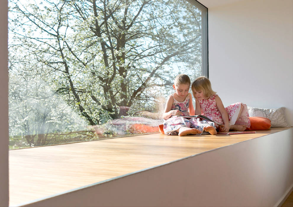 Cherry Blossom House (German Passivhaus), ÜberRaum Architects ÜberRaum Architects モダンスタイルの寝室