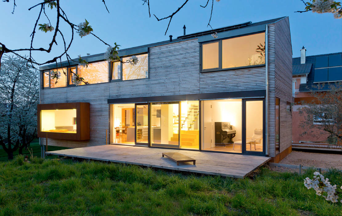 Cherry Blossom House (German Passivhaus), ÜberRaum Architects ÜberRaum Architects Modern Terrace