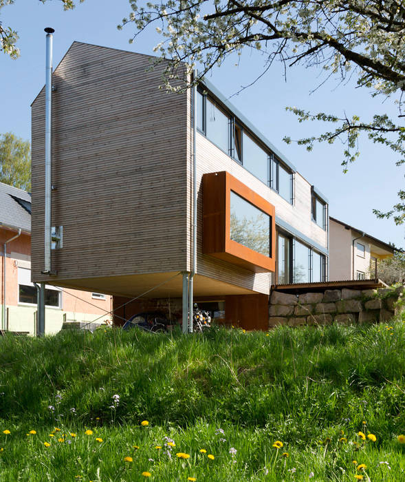 Cherry Blossom House (German Passivhaus), ÜberRaum Architects ÜberRaum Architects Modern Terrace