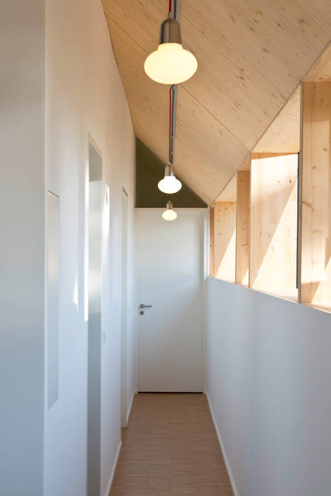 Cherry Blossom House (German Passivhaus), ÜberRaum Architects ÜberRaum Architects Modern Corridor, Hallway and Staircase