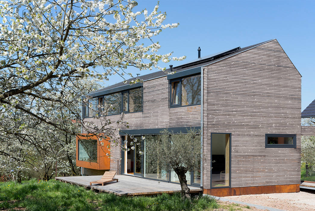 Cherry Blossom House (German Passivhaus), ÜberRaum Architects ÜberRaum Architects Balcones y terrazas modernos