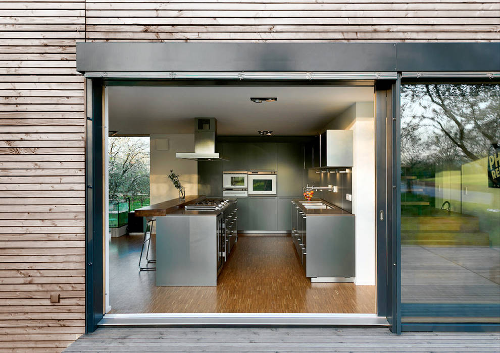 Cherry Blossom House (German Passivhaus), ÜberRaum Architects ÜberRaum Architects Modern Kitchen