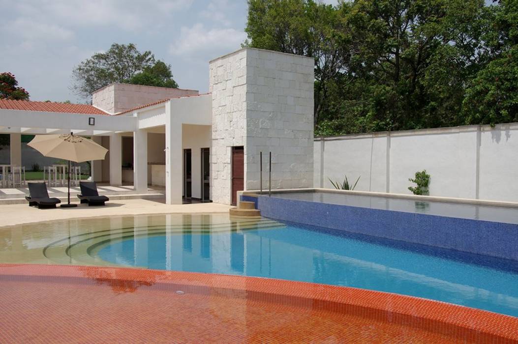 Bosques de Jiutepec, DYE-ARQUITECTURA DYE-ARQUITECTURA Garden Pool Limestone