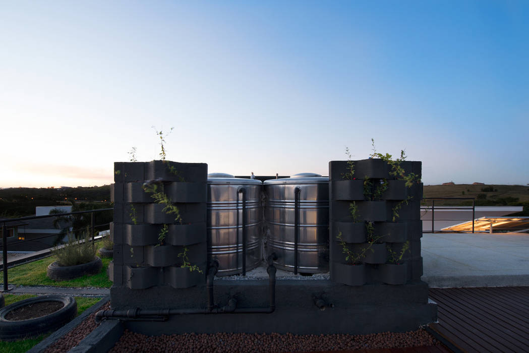 Casa_63, Sonne Müller Arquitetos Sonne Müller Arquitetos Industrial style balcony, veranda & terrace Iron/Steel