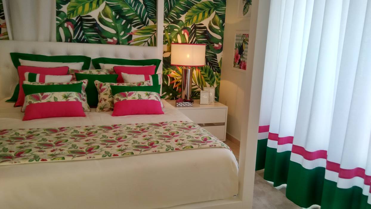 Quarto de Hóspedes "Cabana Tropical Verde e Fúcsia" By Andreia Louraço Design e Interiores, Andreia Louraço - Designer de Interiores e Exteriores (Email: atelier.andreialouraco@gmail.com) Andreia Louraço - Designer de Interiores e Exteriores (Email: atelier.andreialouraco@gmail.com) Tropical style bedroom Flax/Linen Pink