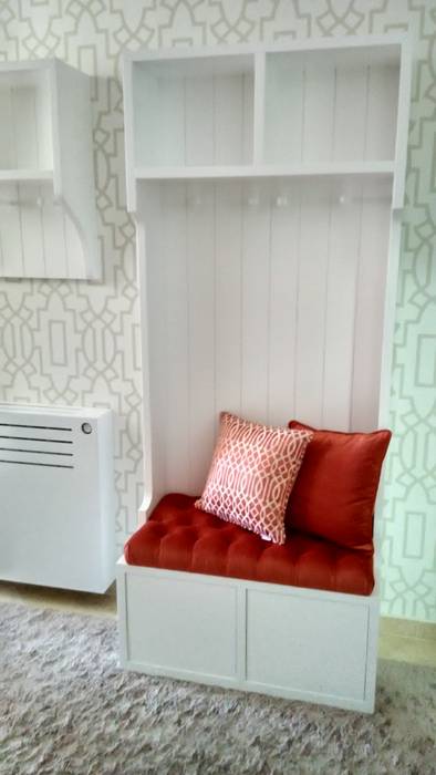 Hall de entrada e corredor by Andreia Louraço Design e Interiores Andreia Louraço - Designer de Interiores (Email: atelier.andreialouraco@gmail.com) Corredores, halls e escadas modernos Madeira Multicolor Cabides e guarda-roupas