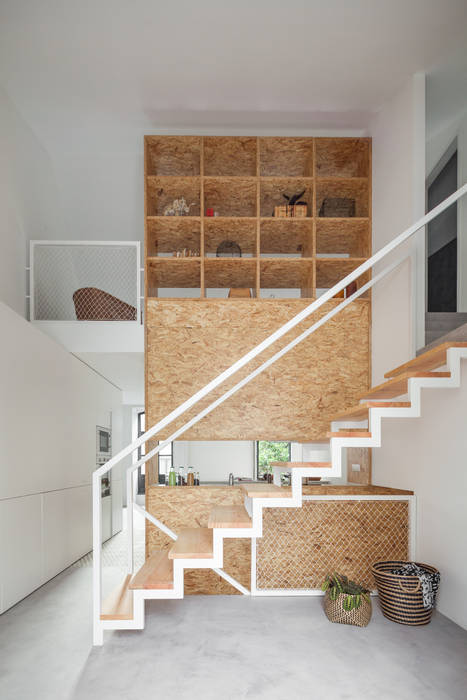 148 m2 de uma remodelação no centro do Porto, URBAstudios URBAstudios Pasillos, vestíbulos y escaleras de estilo minimalista