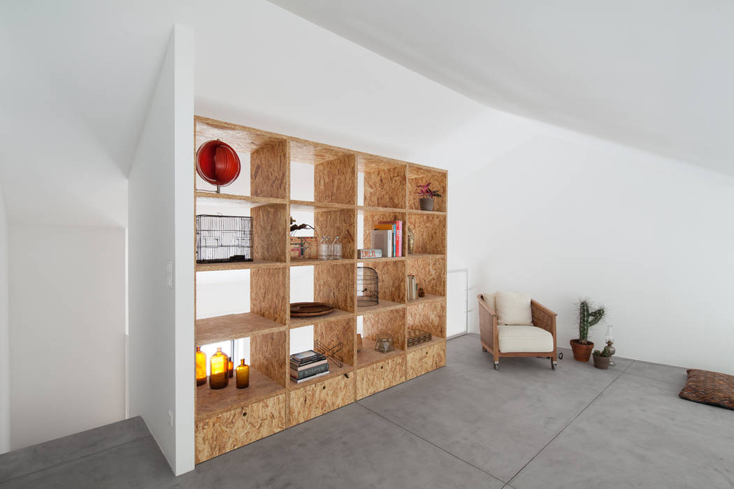 148 m2 de uma remodelação no centro do Porto, URBAstudios URBAstudios Salas de estar minimalistas