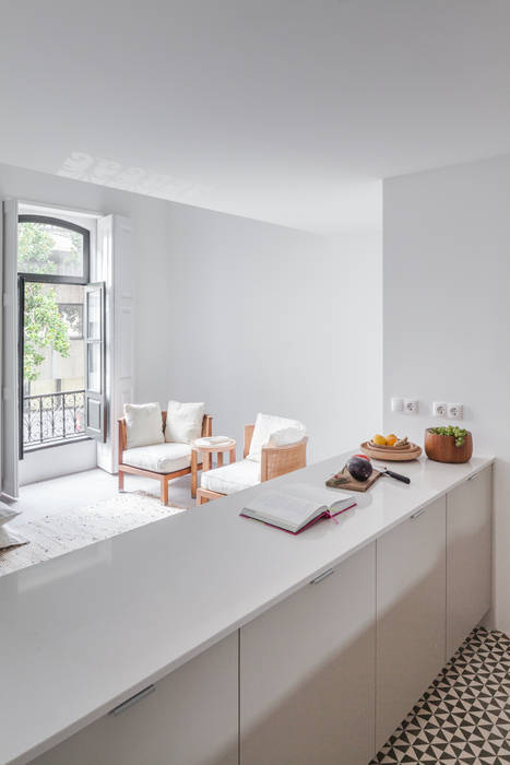 148 m2 de uma remodelação no centro do Porto, URBAstudios URBAstudios Cozinhas minimalistas