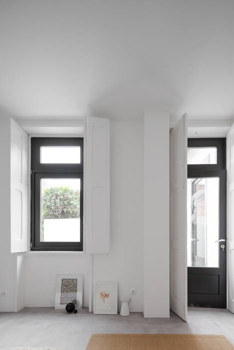 148 m2 de uma remodelação no centro do Porto, URBAstudios URBAstudios Puertas y ventanas minimalistas