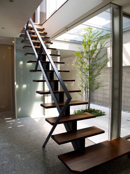 If階段室から中庭を見る 古津真一 翔設計工房一級建築士事務所 玄関 廊下 階段階段 木 ブラウン Homify