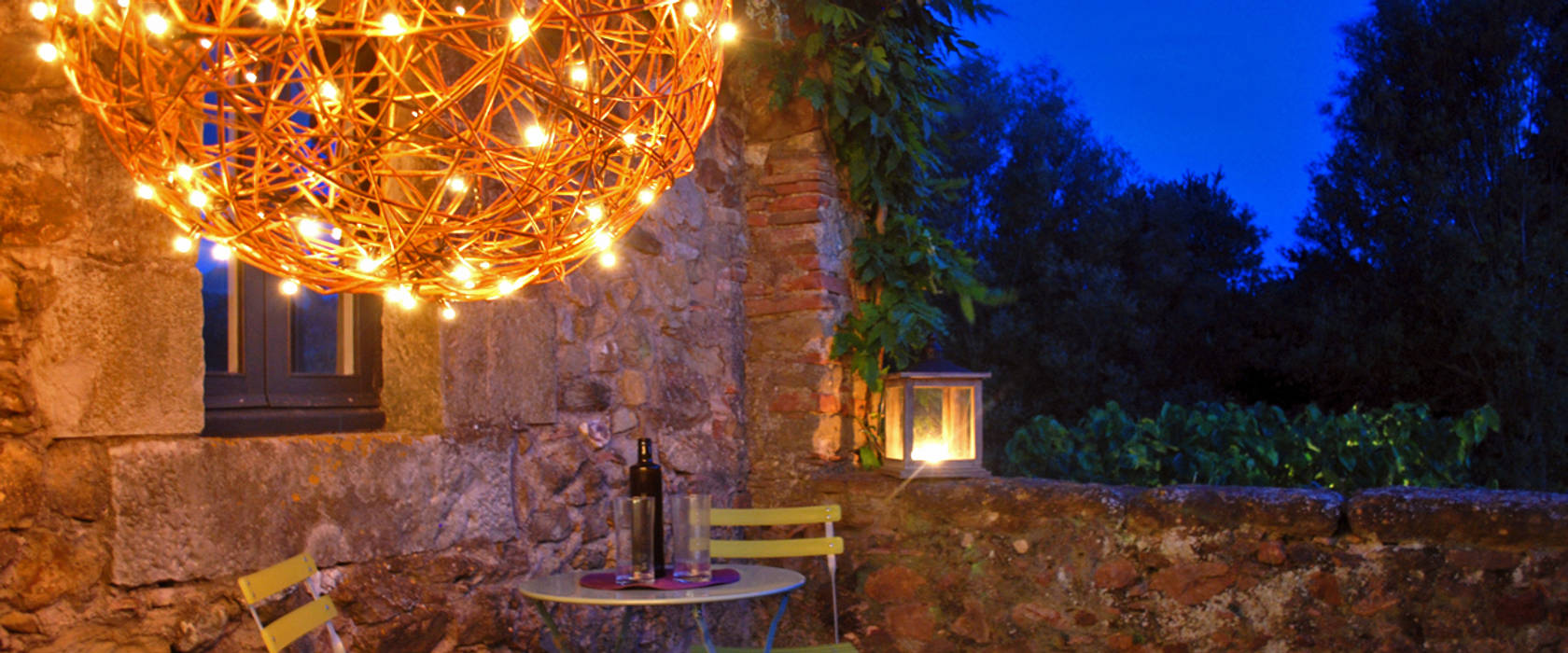 Bolas decorativas naturales con luz led. En la terraza. OutSide Tech Light Jardines de estilo rústico Iluminación