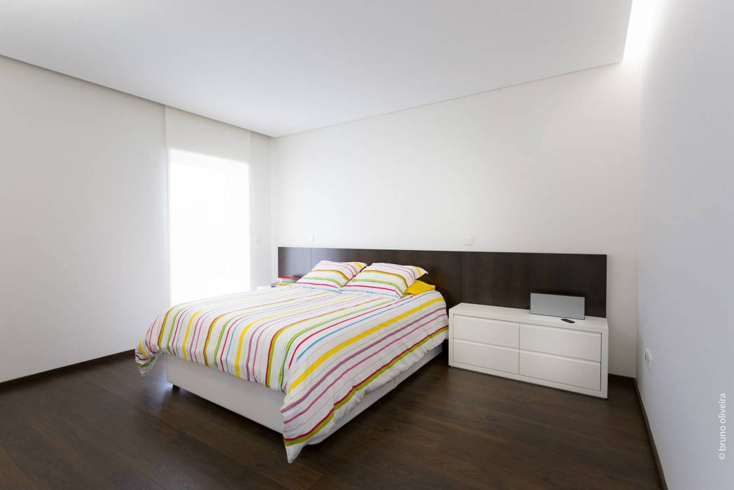 house 116, bo | bruno oliveira, arquitectura bo | bruno oliveira, arquitectura Modern Bedroom Wood White