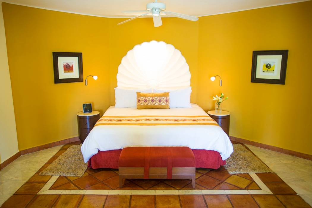 Casa Velas / Velas Resorts, MC Design MC Design Eclectic style bedroom Cotton Red Beds & headboards