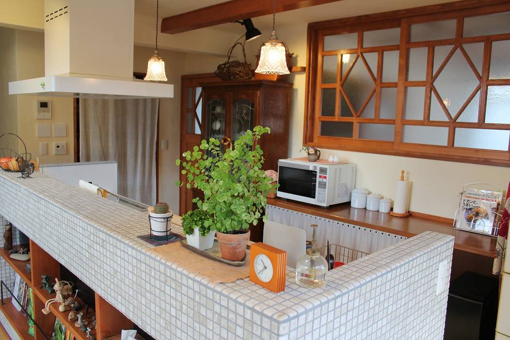 庭を楽しむ家 大出設計工房 OHDE ARCHITECT STUDIO ラスティックデザインの キッチン