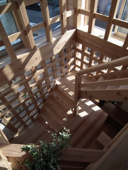光格子の家, 木の家づくりを応援する木住研 木の家づくりを応援する木住研 モダンスタイルの 玄関&廊下&階段
