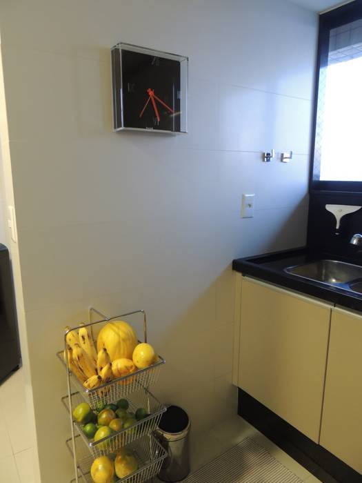 Um apartamento cheio de estilo, CRAFT ARQUITETURA CRAFT ARQUITETURA ห้องครัว ตู้เก็บของและชั้นวางของ