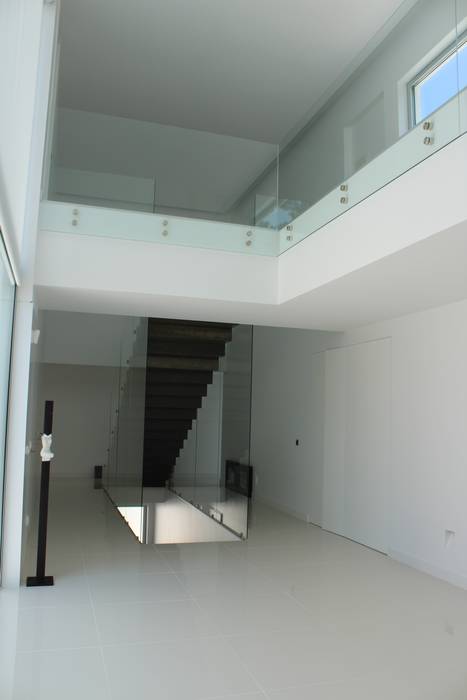 Moradia IC, Miguel Ferreira Arquitectos Miguel Ferreira Arquitectos Modern corridor, hallway & stairs