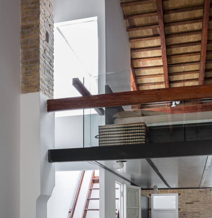 La rehabilitación de un pequeño loft con terraza en el Cabañal, amBau Gestion y Proyectos amBau Gestion y Proyectos Modern corridor, hallway & stairs