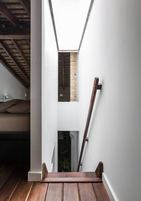 La rehabilitación de un pequeño loft con terraza en el Cabañal, amBau Gestion y Proyectos amBau Gestion y Proyectos Modern corridor, hallway & stairs