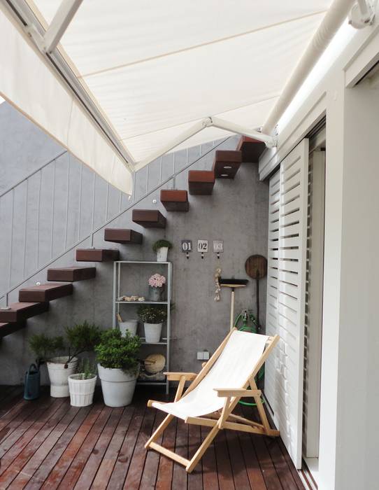 Casa das riscas brancas, GAAPE - ARQUITECTURA, PLANEAMENTO E ENGENHARIA, LDA GAAPE - ARQUITECTURA, PLANEAMENTO E ENGENHARIA, LDA Eclectic style balcony, porch & terrace